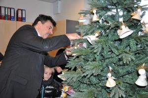 b_800_600_0_00_images_stories_Novice_2016_Nasi_najmlajsi_iz_vrtca_Zvoncek_okrasili_bozicno_smrecico_v_prostorih_obcinske_hise_9b