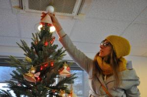 b_800_600_0_00_images_stories_Novice_2016_Nasi_najmlajsi_iz_vrtca_Zvoncek_okrasili_bozicno_smrecico_v_prostorih_obcinske_hise_9c