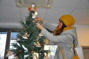 b_800_600_0_00_images_stories_Novice_2016_Nasi_najmlajsi_iz_vrtca_Zvoncek_okrasili_bozicno_smrecico_v_prostorih_obcinske_hise_9d