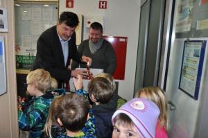 b_800_600_0_00_images_stories_Novice_2016_Nasi_najmlajsi_iz_vrtca_Zvoncek_okrasili_bozicno_smrecico_v_prostorih_obcinske_hise_9f