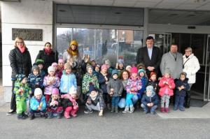 b_800_600_0_00_images_stories_Novice_2016_Nasi_najmlajsi_iz_vrtca_Zvoncek_okrasili_bozicno_smrecico_v_prostorih_obcinske_hise_9g