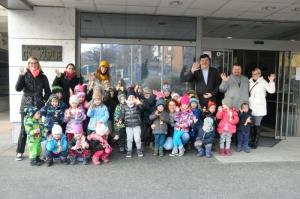 b_800_600_0_00_images_stories_Novice_2016_Nasi_najmlajsi_iz_vrtca_Zvoncek_okrasili_bozicno_smrecico_v_prostorih_obcinske_hise_9h