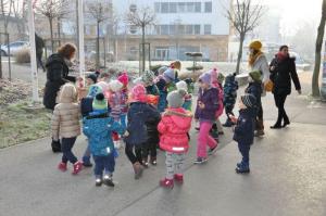 b_800_600_0_00_images_stories_Novice_2016_Nasi_najmlajsi_iz_vrtca_Zvoncek_okrasili_bozicno_smrecico_v_prostorih_obcinske_hise_9i