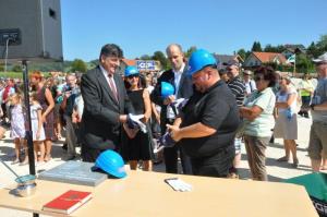 b_800_600_0_00_images_stories_Novice_2016_Slovesna_polozitev_temeljnega_kamna_za_novo_Podruznicno_solo_Polica_9g