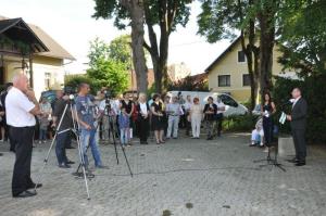 b_800_600_0_00_images_stories_Novice_2016_Odkritje_obelezja_pred_osamosvojitveno_lipo_na_Adamicevi_ploscadi_v_Grosupljem_9a