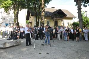 b_800_600_0_00_images_stories_Novice_2016_Odkritje_obelezja_pred_osamosvojitveno_lipo_na_Adamicevi_ploscadi_v_Grosupljem_9b