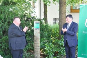 b_800_600_0_00_images_stories_Novice_2016_Odkritje_obelezja_pred_osamosvojitveno_lipo_na_Adamicevi_ploscadi_v_Grosupljem_9h