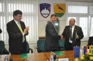 b_800_600_0_00_images_stories_Novice_2016_Podpis_protokola_o_uresnicitvi_infrastrukturnih_projektov_na_3a_razvojni_osi_9b