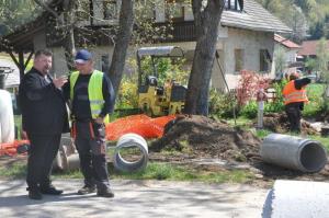 b_800_600_0_00_images_stories_Novice_2016_Na_Spodnjem_Blatu_potekajo_ob_izgradnji_kanalizacije_tudi_intenzivna_dela_za_izgradnjo_plocnika_in_cestne_razsvetljave_7