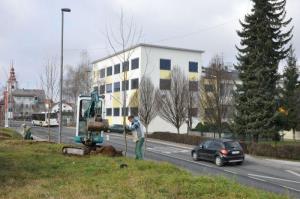 b_800_600_0_00_images_stories_Novice_2015_Podjetje_Avtotransporti_Kastelec_je_obcankam_in_obcanom_Grosuplja_podarilo_sadike_dreves_9b