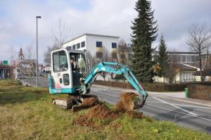 b_800_600_0_00_images_stories_Novice_2015_Podjetje_Avtotransporti_Kastelec_je_obcankam_in_obcanom_Grosuplja_podarilo_sadike_dreves_9d