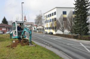 b_800_600_0_00_images_stories_Novice_2015_Podjetje_Avtotransporti_Kastelec_je_obcankam_in_obcanom_Grosuplja_podarilo_sadike_dreves_9e