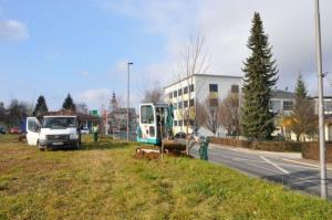 b_800_600_0_00_images_stories_Novice_2015_Podjetje_Avtotransporti_Kastelec_je_obcankam_in_obcanom_Grosuplja_podarilo_sadike_dreves_9i