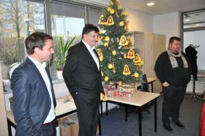 b_800_600_0_00_images_stories_Novice_2015_Muce_iz_vrtca_Pastircek_okrasile_bozicno_smrecico_v_prostorih_obcinske_hise_9a