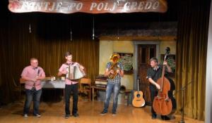 b_800_600_0_00_images_stories_Novice_2015_18._srecanje_ljudskih_pevcev_in_godcev_Fantje_po_polj_gredo_6