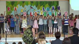 b_800_600_0_00_images_stories_Novice_2015_Prireditev_Osnovne_sole_Louisa_Adamica_Grosuplje_ob_dnevu_drzavnosti_8