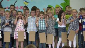 b_800_600_0_00_images_stories_Novice_2015_Prireditev_Osnovne_sole_Louisa_Adamica_Grosuplje_ob_dnevu_drzavnosti_9