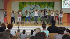 b_800_600_0_00_images_stories_Novice_2015_Prireditev_Osnovne_sole_Louisa_Adamica_Grosuplje_ob_dnevu_drzavnosti_9f