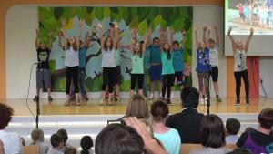 b_800_600_0_00_images_stories_Novice_2015_Prireditev_Osnovne_sole_Louisa_Adamica_Grosuplje_ob_dnevu_drzavnosti_9g