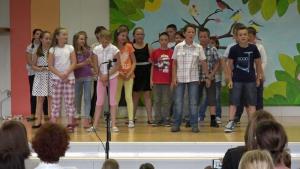 b_800_600_0_00_images_stories_Novice_2015_Prireditev_Osnovne_sole_Louisa_Adamica_Grosuplje_ob_dnevu_drzavnosti_9j