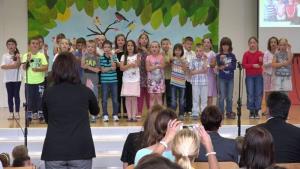 b_800_600_0_00_images_stories_Novice_2015_Prireditev_Osnovne_sole_Louisa_Adamica_Grosuplje_ob_dnevu_drzavnosti_9k