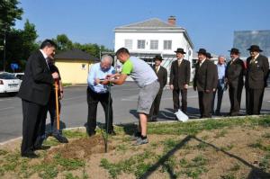 b_800_600_0_00_images_stories_Novice_2015_Posadili_smo_lipo_pred_Zdravstvenim_domom_Grosuplje_9