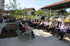 b_800_600_0_00_images_stories_Novice_2015_Nov_park_pred_Domom_starejsih_obcanov_Grosuplje_7