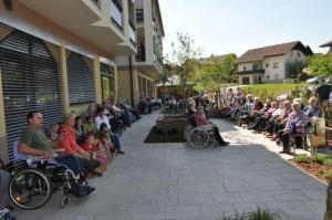 b_800_600_0_00_images_stories_Novice_2015_Nov_park_pred_Domom_starejsih_obcanov_Grosuplje_9g