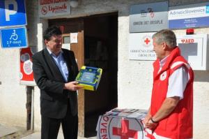 b_800_600_0_00_images_stories_Novice_2015_Defibrilator_dostopen_tudi_na_Taborski_cesti_6_v_Grosupljem_3