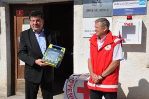 b_800_600_0_00_images_stories_Novice_2015_Defibrilator_dostopen_tudi_na_Taborski_cesti_6_v_Grosupljem_4