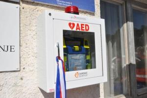 b_800_600_0_00_images_stories_Novice_2015_Defibrilator_dostopen_tudi_na_Taborski_cesti_6_v_Grosupljem_9f