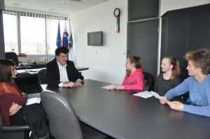 b_800_600_0_00_images_stories_Novice_2015_Intervju_ucencev_Osnovne_sole_Brinje_Grosuplje_z_zupanom_dr_Petrom_Verlicem_4