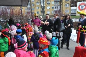 b_800_600_0_00_images_stories_Novice_2015_Maskarce_iz_vrtca_Kobacaj_obiskale_obcinsko_upravo_3