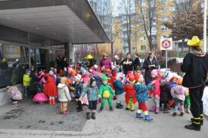 b_800_600_0_00_images_stories_Novice_2015_Maskarce_iz_vrtca_Kobacaj_obiskale_obcinsko_upravo_4