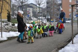 b_800_600_0_00_images_stories_Novice_2015_Maskarce_iz_vrtca_Kobacaj_obiskale_obcinsko_upravo_8