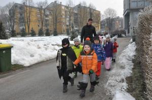 b_800_600_0_00_images_stories_Novice_2015_Maskarce_iz_vrtca_Kobacaj_obiskale_obcinsko_upravo_9h