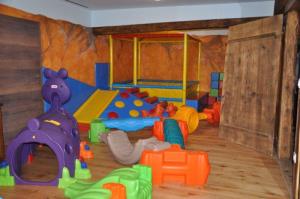 b_800_600_0_00_images_stories_Novice_2014_Prenovljen_piknik_prostor_pr_Mrtinet_6