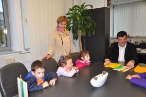 b_800_600_0_00_images_stories_Novice_2014_Malcki_iz_vrtca_Tinkara_povabili_zupana_d._Petra_Verlica_na_tradicionalni_slovenski_zajtrk_2