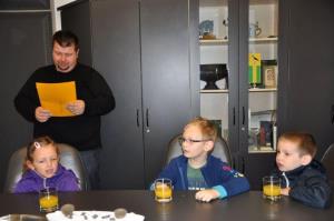 b_800_600_0_00_images_stories_Novice_2014_Malcki_iz_vrtca_Tinkara_povabili_zupana_d._Petra_Verlica_na_tradicionalni_slovenski_zajtrk_3