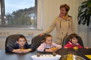 b_800_600_0_00_images_stories_Novice_2014_Malcki_iz_vrtca_Tinkara_povabili_zupana_d._Petra_Verlica_na_tradicionalni_slovenski_zajtrk_4