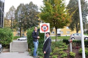 b_800_600_0_00_images_stories_Novice_2014_Pred_obcinsko_hiso_stoji_tabla_MLADIM_PRIJAZNA_OBCINA_2