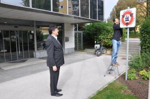 b_800_600_0_00_images_stories_Novice_2014_Pred_obcinsko_hiso_stoji_tabla_MLADIM_PRIJAZNA_OBCINA_3