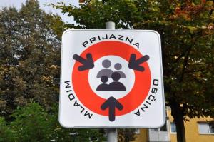 b_800_600_0_00_images_stories_Novice_2014_Pred_obcinsko_hiso_stoji_tabla_MLADIM_PRIJAZNA_OBCINA_4