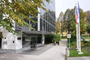 b_800_600_0_00_images_stories_Novice_2014_Pred_obcinsko_hiso_stoji_tabla_MLADIM_PRIJAZNA_OBCINA_6