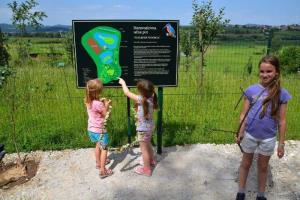 b_800_600_0_00_images_stories_Novice_2014_Otvoritev_Naravoslovne_ucne_poti_PO_SLEDEH_VODOMCA_v_Logu_pod_vasjo_Cerovo_9