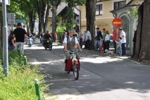 b_800_600_0_00_images_stories_Novice_2014_19._vseslovensko_srecanje_ljubiteljev_starodobnih_vozil_Skofljica_s_postankom_na_Kolodvorski_cesti_9b