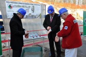 b_800_600_0_00_images_stories_Novice_2014_Slovesna_polozitev_temeljnega_kamna_za_izgradnjo_prizidka_k_Zdravstvenemu_domu_Grosuplje_9g