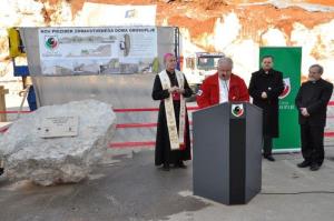 b_800_600_0_00_images_stories_Novice_2014_Slovesna_polozitev_temeljnega_kamna_za_izgradnjo_prizidka_k_Zdravstvenemu_domu_Grosuplje_9n