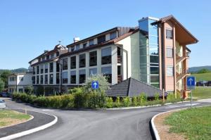 b_800_600_0_00_images_stories_Novice_2017_Nov_plocnik_pri_Domu_starejsih_obcanov_Grosuplje_5