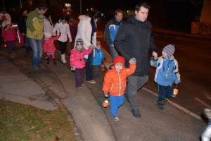 b_800_600_0_00_images_stories_Novice_2013_15._tradicionalni_pohod_z_luckami_po_ulicah_Grosupljega_3